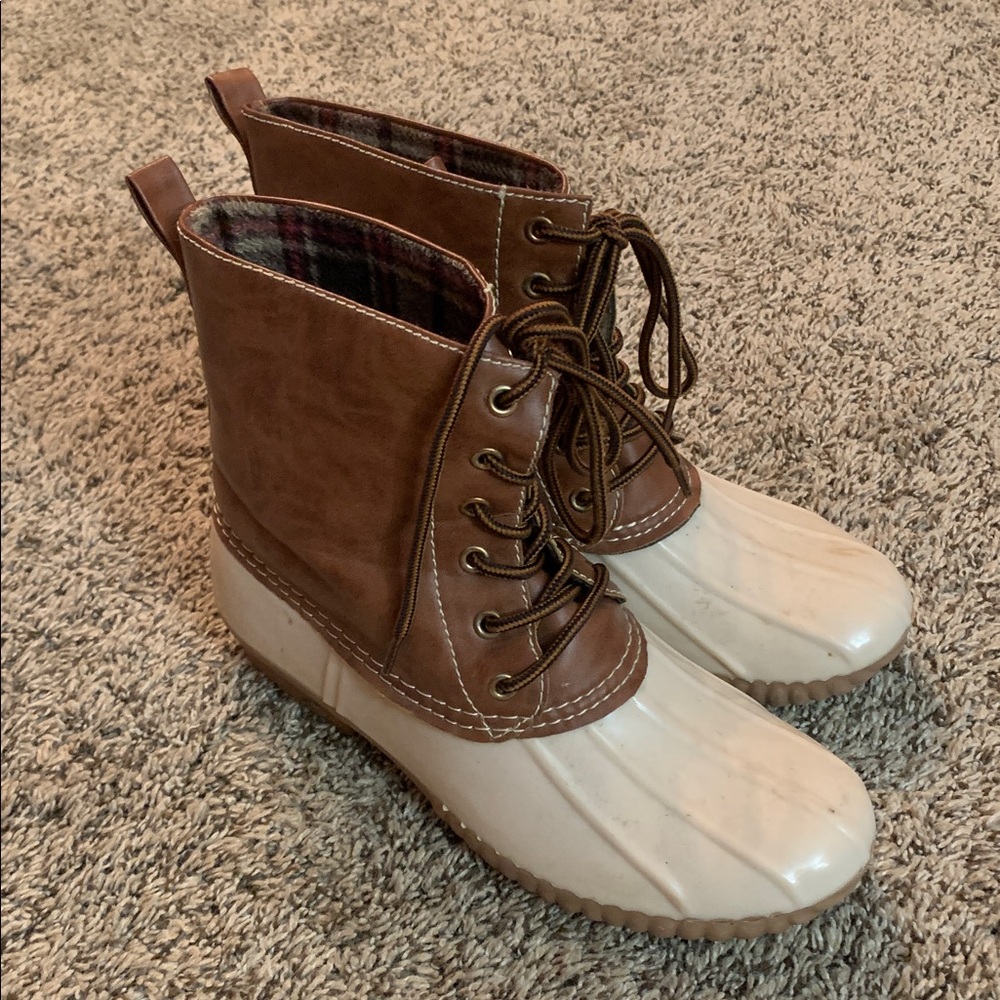 Avanti Vegan Beige Brown Duck Boots 10 Lace Up Lined PU Non Slip Tread Rain Snow
